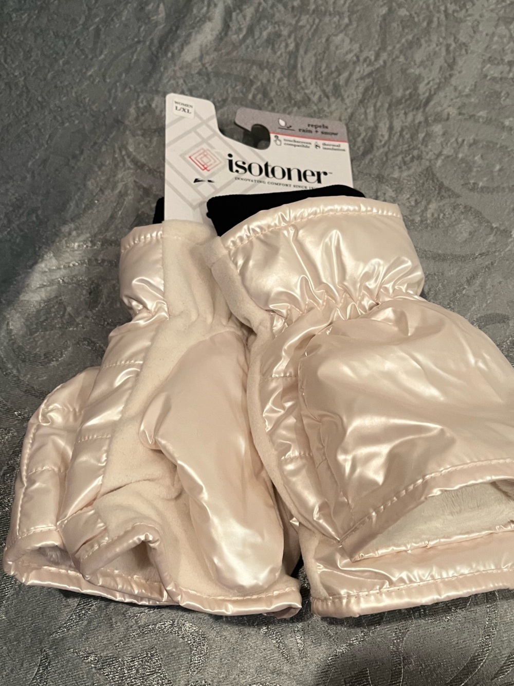 NWT Isotoner Quilted  Mittens in Ivory